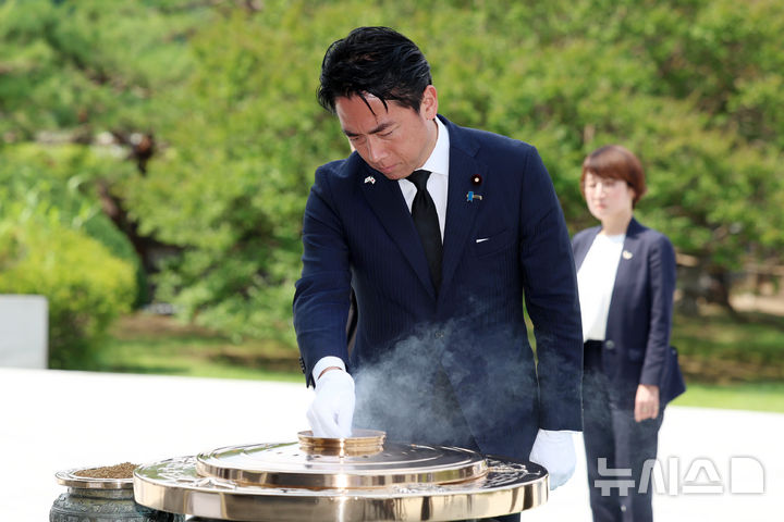 서울현충원 참배하는 고이즈미 신지로 일본 방위상, 방한 서울일정 시작[뉴시스Pic]