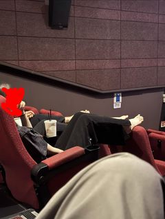 극장 앞좌석에 맨발 '턱’…"얼마나 못 배워 먹은건지 상상도 안가"