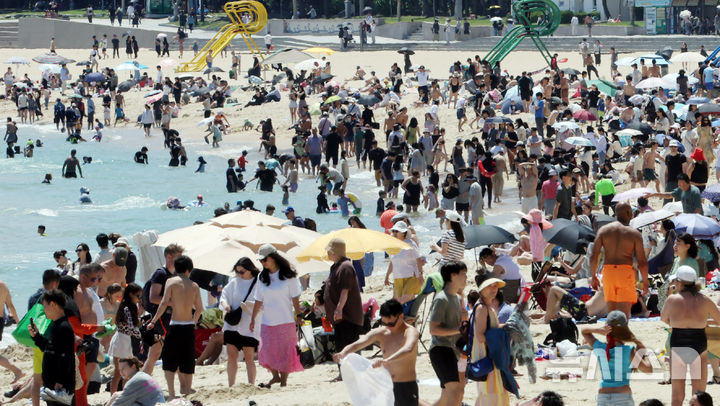 부산 해운대해수욕장 피서객 '북적'[뉴시스Pic] 