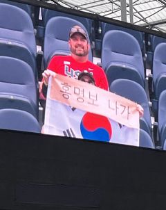 외국 팬까지 "홍명보 나가"…LA 경기장 전광판에 포착된 손팻말