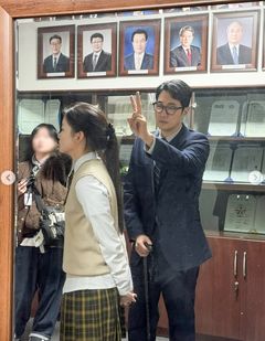 소지섭, 딸 뒤에서 몰래 브이…반전 아빠 면모 