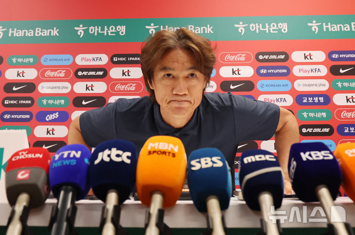 국가대표팀 감독직 사퇴 선언한 홍명보
