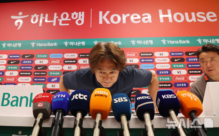 국가대표팀 감독직 사퇴 선언한 홍명보