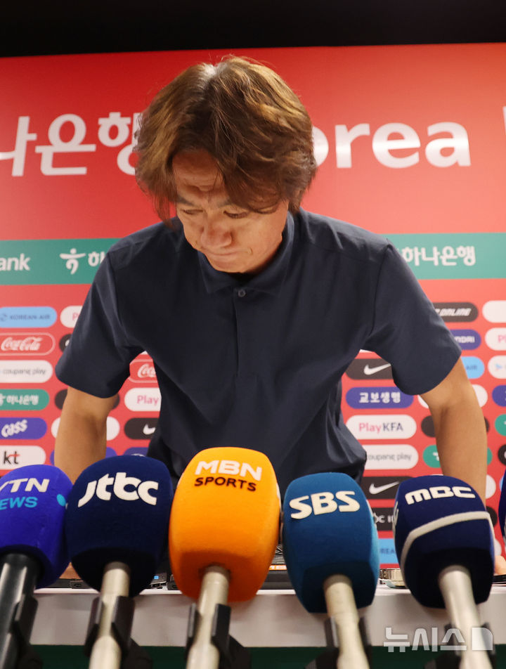 홍명보, 대표팀 감독직 사퇴 선언