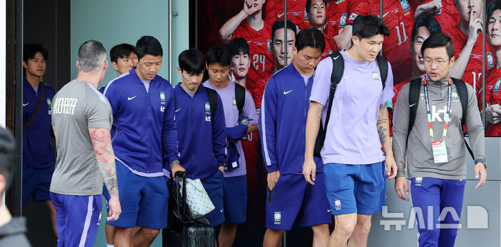 숙소 나서는 축구대표팀 '침통한 분위기'