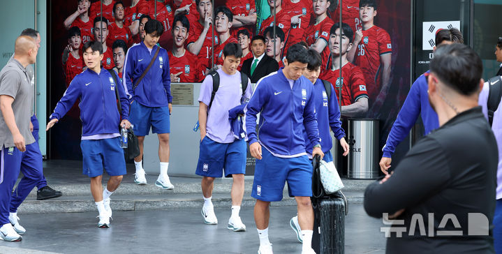 공항 이동하는 축구대표팀 선수들