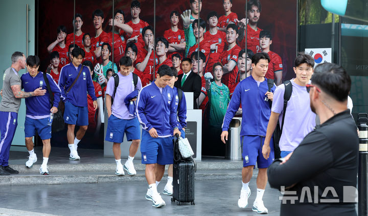 공항 이동하는 축구대표팀 선수들