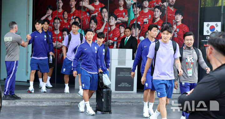공항 이동하는 축구대표팀 선수들
