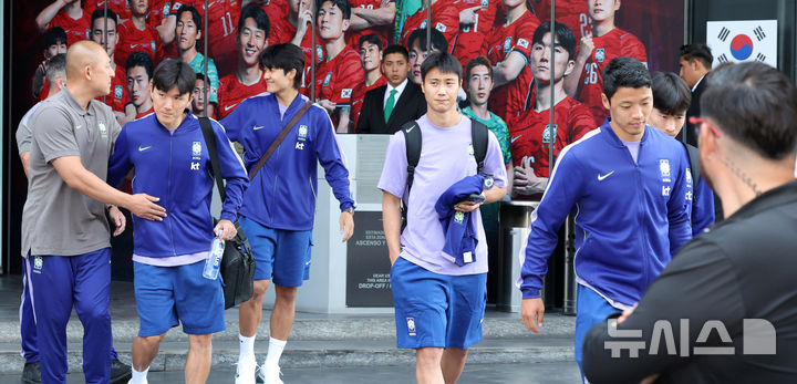 공항 이동하는 축구대표팀 선수들