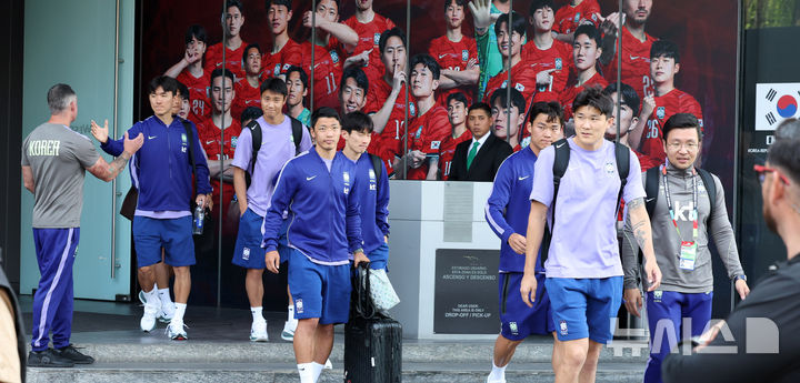 공항 이동하는 축구대표팀 선수들