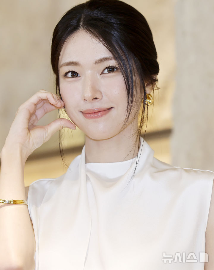 하영, 물 오른 미모