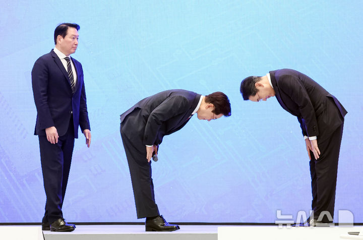 이재명 대통령, 이재용·최태원에 "국민 영웅", 90도 허리숙여 인사 [뉴시스Pic]
