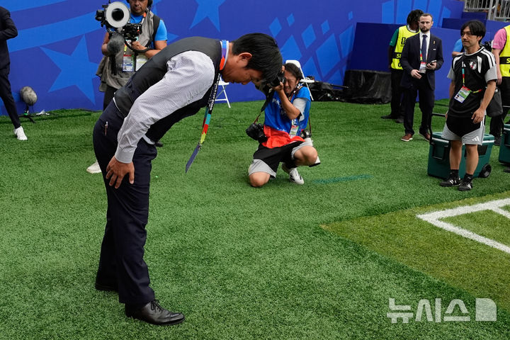 패배 후 팬들에게 인사하는 모리야스 감독