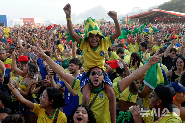 일본전 승리 환호하는 브라질 축구 팬들