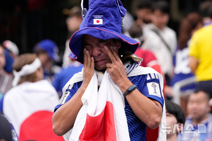 일본 패배에 눈물 흘리는 축구 팬