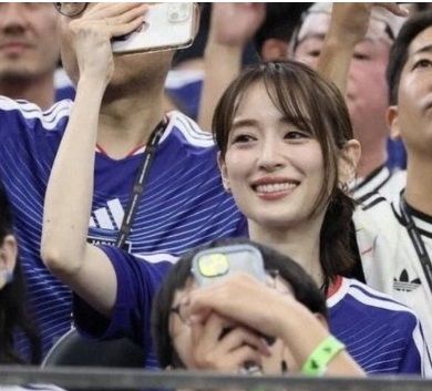 "너무 예쁜데 누구지?"…월드컵 중계 잡힌 日축구선수 아내, 알고 보니