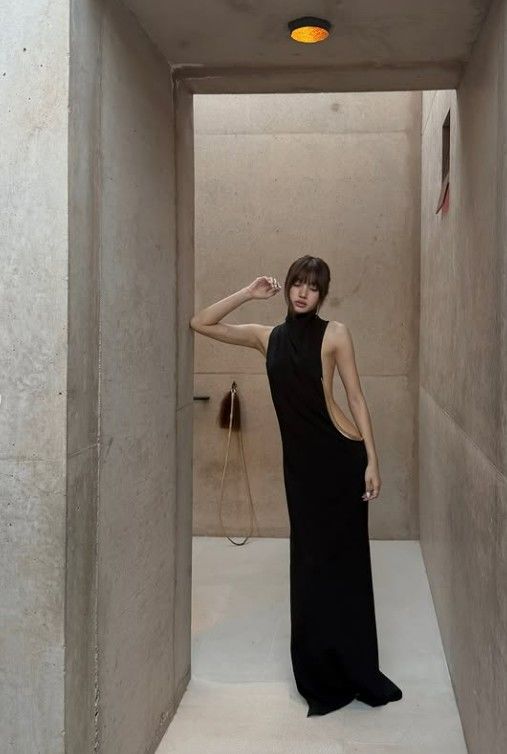 리사, 유타 사막서 파격 드레스룩…독보적 분위기