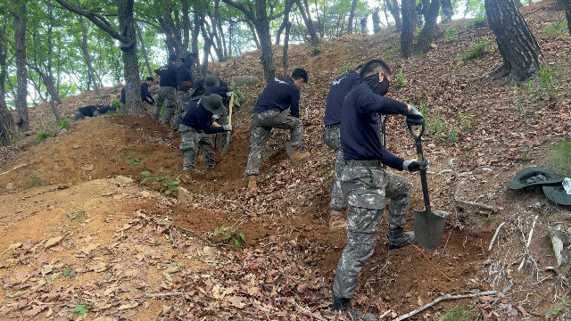 "가족 품으로 가야 완성"…무더위 속 파주 유해발굴 현장