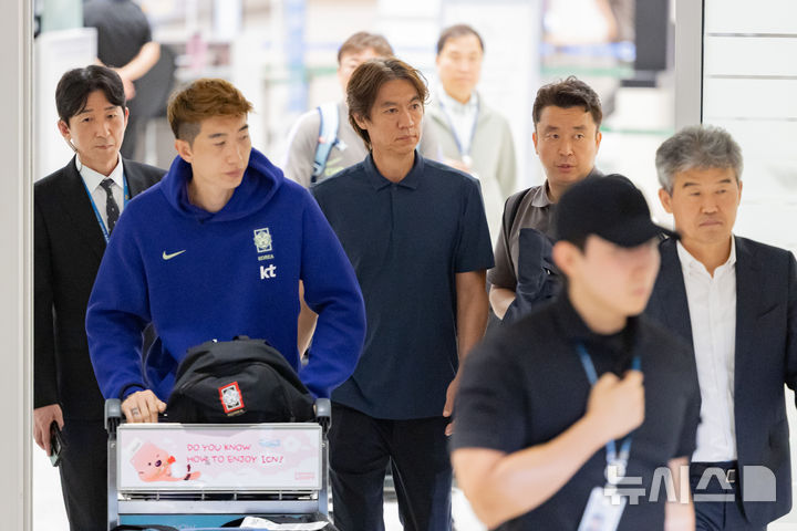 한국 축구, 월드컵 조별리그 탈락 후 귀국 팬들의 반응과 감독 사임