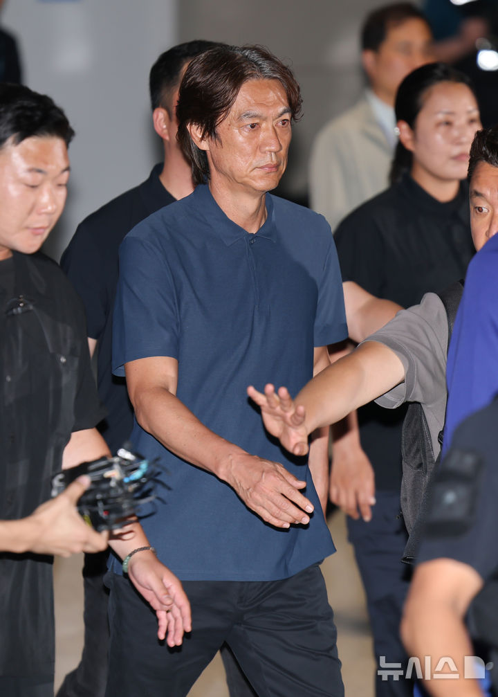 홍명보 전 감독 귀국