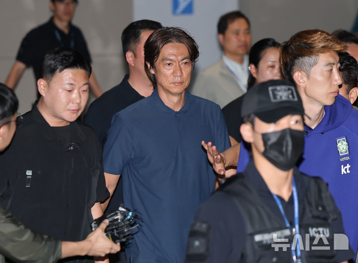 '홍명보호 엿 대신 정몽규 회장에 개껌'…'32강 실패' 한국, 야유받으며 귀국(종합2보)[월드컵24시]