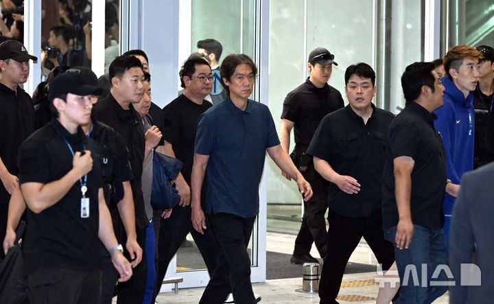 '본선 진출 좌절' 홍명보 전 감독 귀국