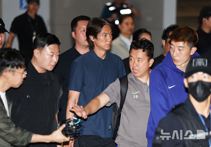 홍명보 전 감독, 묵묵부답 귀국