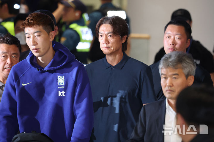 공항 빠져나가는 홍명보 전 감독
