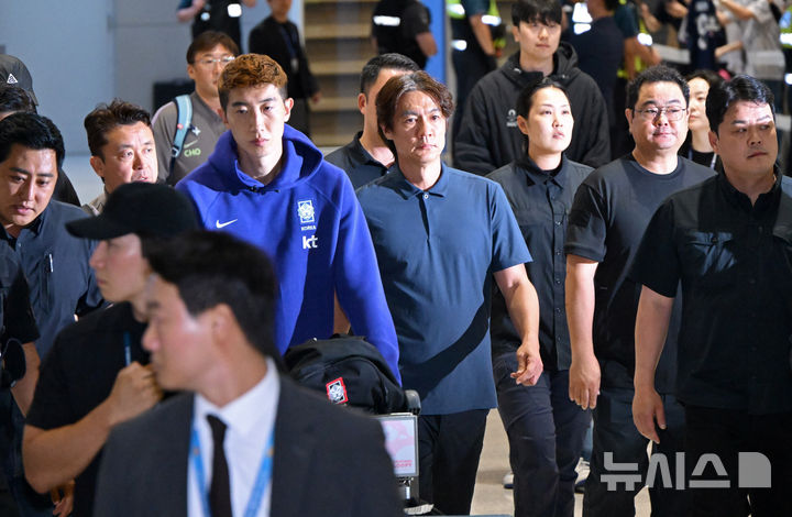 공항 빠져나가는 홍명보 전 감독
