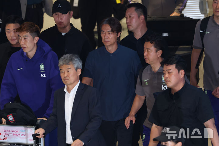 거센 비난 속 귀국하는 홍명보 전 감독