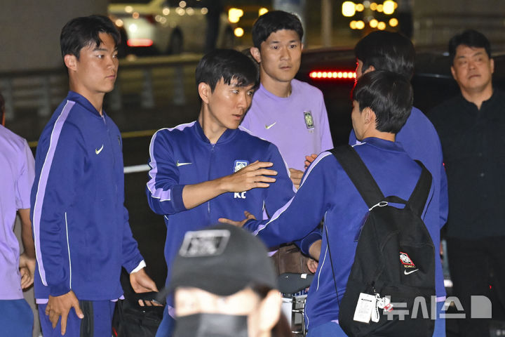 인사 나누는 축구 대표팀