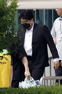 '음주 뺑소니' 김호중 가석방 출소