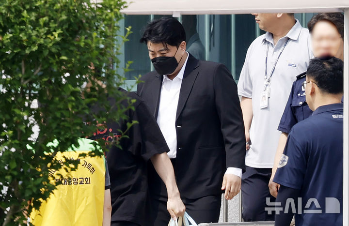 '음주 뺑소니' 김호중, 가석방 출소… 팬들 "아들아 고생했다" 응원 [뉴시스Pic]