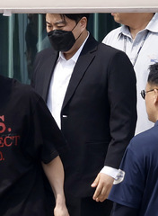 '음주 뺑소니' 김호중, 가석방 출소…말 없이 교도소 빠져나가(종합)