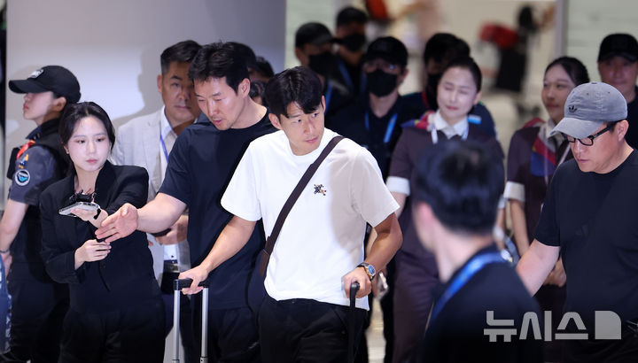 홍명보와 다른 손흥민 귀국… "고개 숙이지 말아요" 등 격려 쏟아져 [뉴시스Pic]