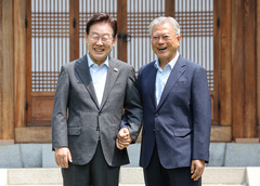 이재명 대통령, 문재인 전 대통령과 오찬…"내부 단합 매우 중요" [뉴시스Pic]