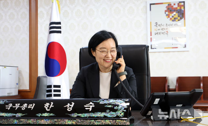 李 정부 두번째 총리 한성숙 임기 시작… "대체불가 韓 이뤄갈 것" [뉴시스Pic]
