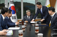 '첫 결재' 서류 받는 민형배 통합특별시장