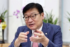 인터뷰 하는 정점식 국민의힘 원내대표