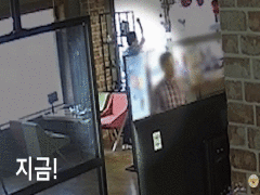"사복 입고 와주세요" 신고자 요청에…손님인 척 잠복해 피싱 전달책 잡은 경찰(영상)