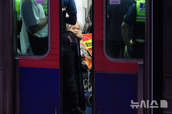 전장연, 6개월 만에 '출근길 지하철 탑승 시위' 재개 [뉴시스Pic]