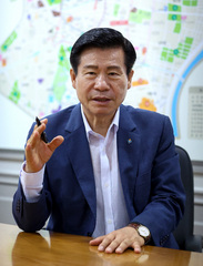 뉴시스와 인터뷰하는 류규하 중구청장
