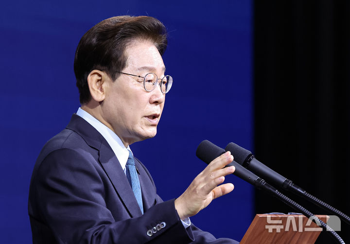 이 대통령, 진주서 영남권 첨단산업 보고회…방산·우주항공 등 비전 제시