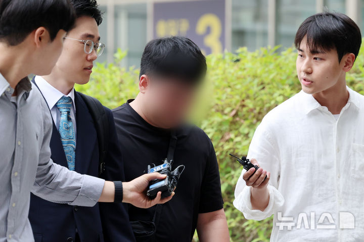 '잠실 개표소 시위' 경찰관 폭행 남성 2명 구속영장 기각