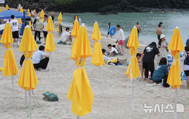 흐린 날씨에 해수욕장 파라솔도 '잠시 휴업' [뉴시스Pic]