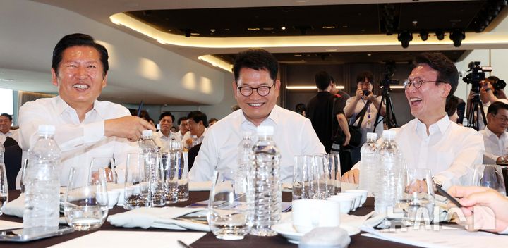 與워크숍서 당권주자 한 테이블…장외선 檢수사권 등 신경전(종합)