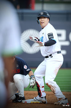 KT 김현수, 17시즌 연속 100안타에 '-4'…KBO 역대 최초