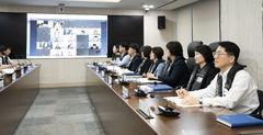 구명조끼 입은 황종우 해수부 장관 "구명조끼 꼭 착용을"