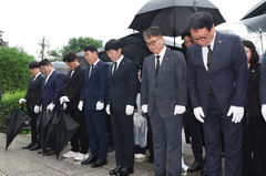 인천시의회, 제10대 의회 개원 맞아 현충탑 참배