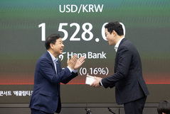 외환거래 직원에게 격려 선물 전달하는 구윤철 부총리